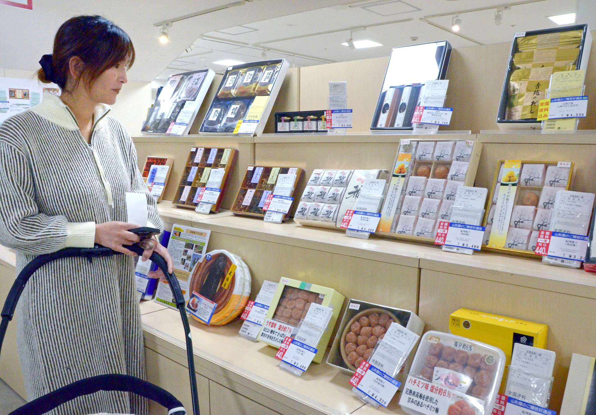 豊富な種類がそろうお歳暮を品定めする来場客＝２８日、鹿児島市の山形屋