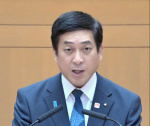 定例会で提案理由を説明する塩田康一知事＝２８日、県議会