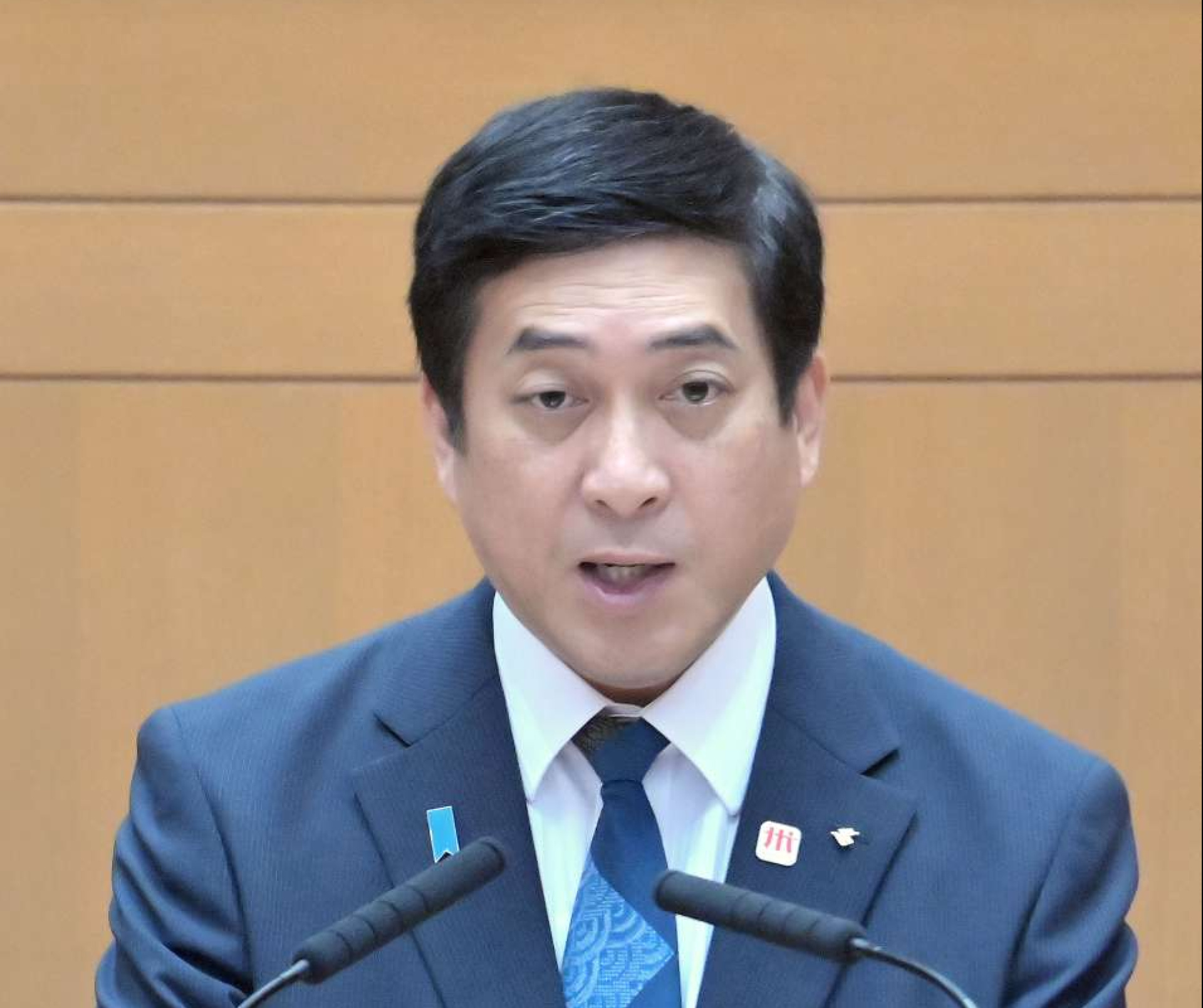 定例会で提案理由を説明する塩田康一知事＝２８日、県議会