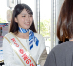宝くじを手渡す「幸運の女神」の岡田桃果さん＝２８日、県庁