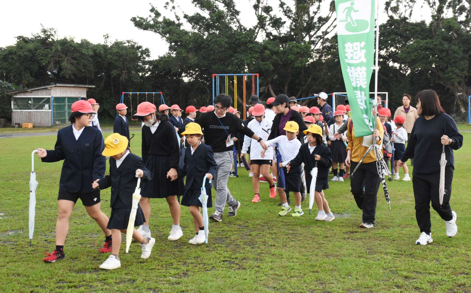 高台に避難する児童ら＝屋久島町の小瀬田小学校