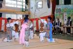 演舞を披露する鹿児島商業高校の生徒＝鹿児島市の坂元台小学校