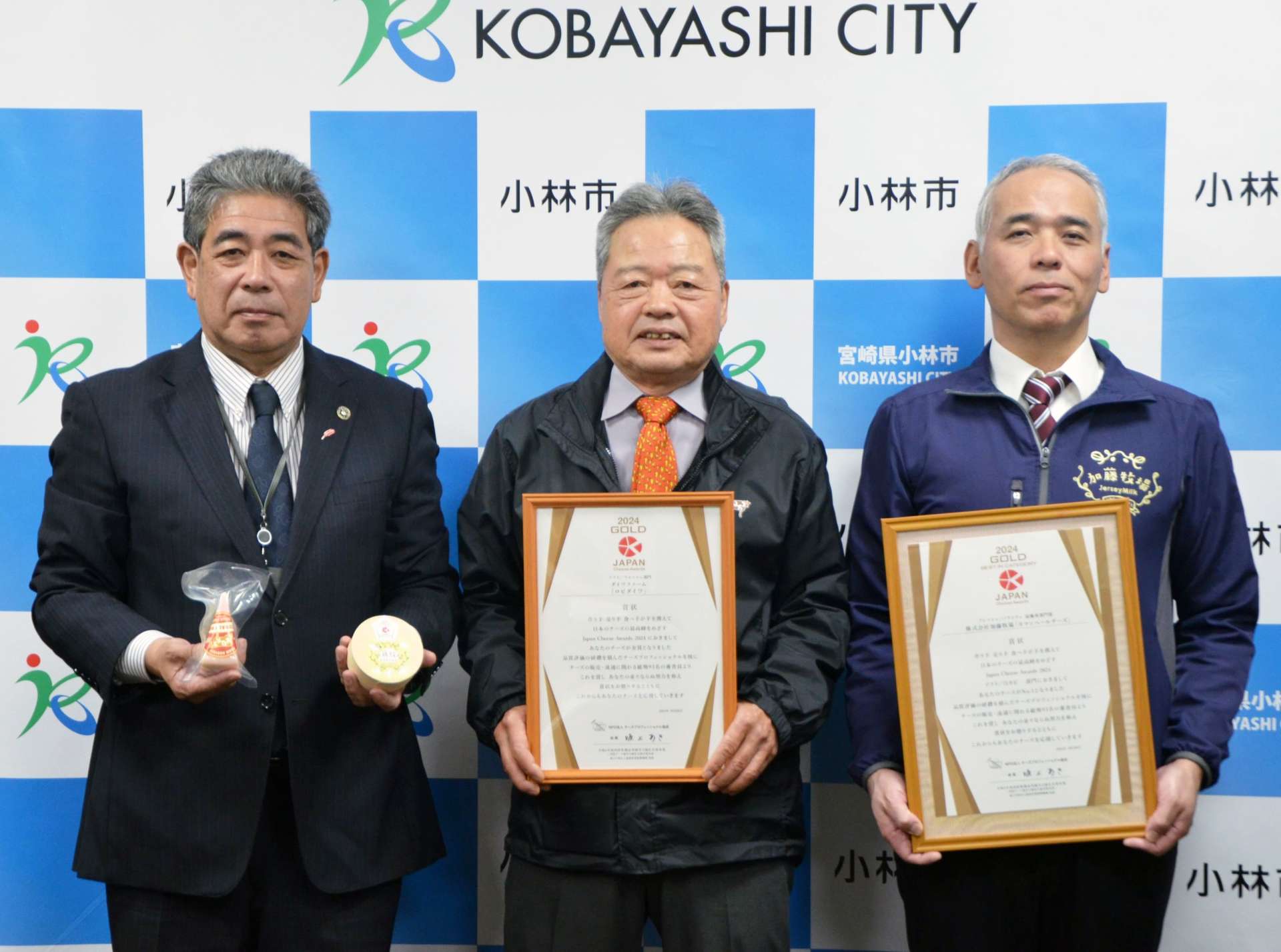宮原義久市長（左）にダブル金賞受賞を報告した大窪和利さん（中央）、加藤教昭さん＝小林市役所