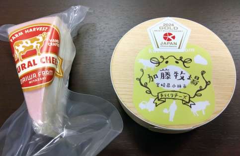 ジャパンチーズアワードで金賞に輝いた加藤牧場の「カマンベールチーズ」（右）とダイワファームの「ロビダイワ」