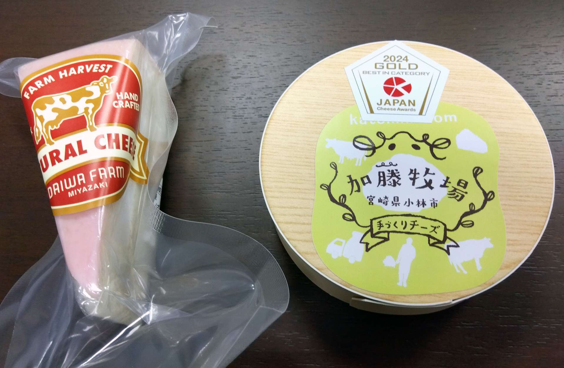 ジャパンチーズアワードで金賞に輝いた加藤牧場の「カマンベールチーズ」（右）とダイワファームの「ロビダイワ」