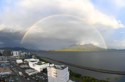 〈別カット〉桜島をすっぽり覆うように。上空に出現した虹＝２９日午後４時２６分、鹿児島市の与次郎１丁目