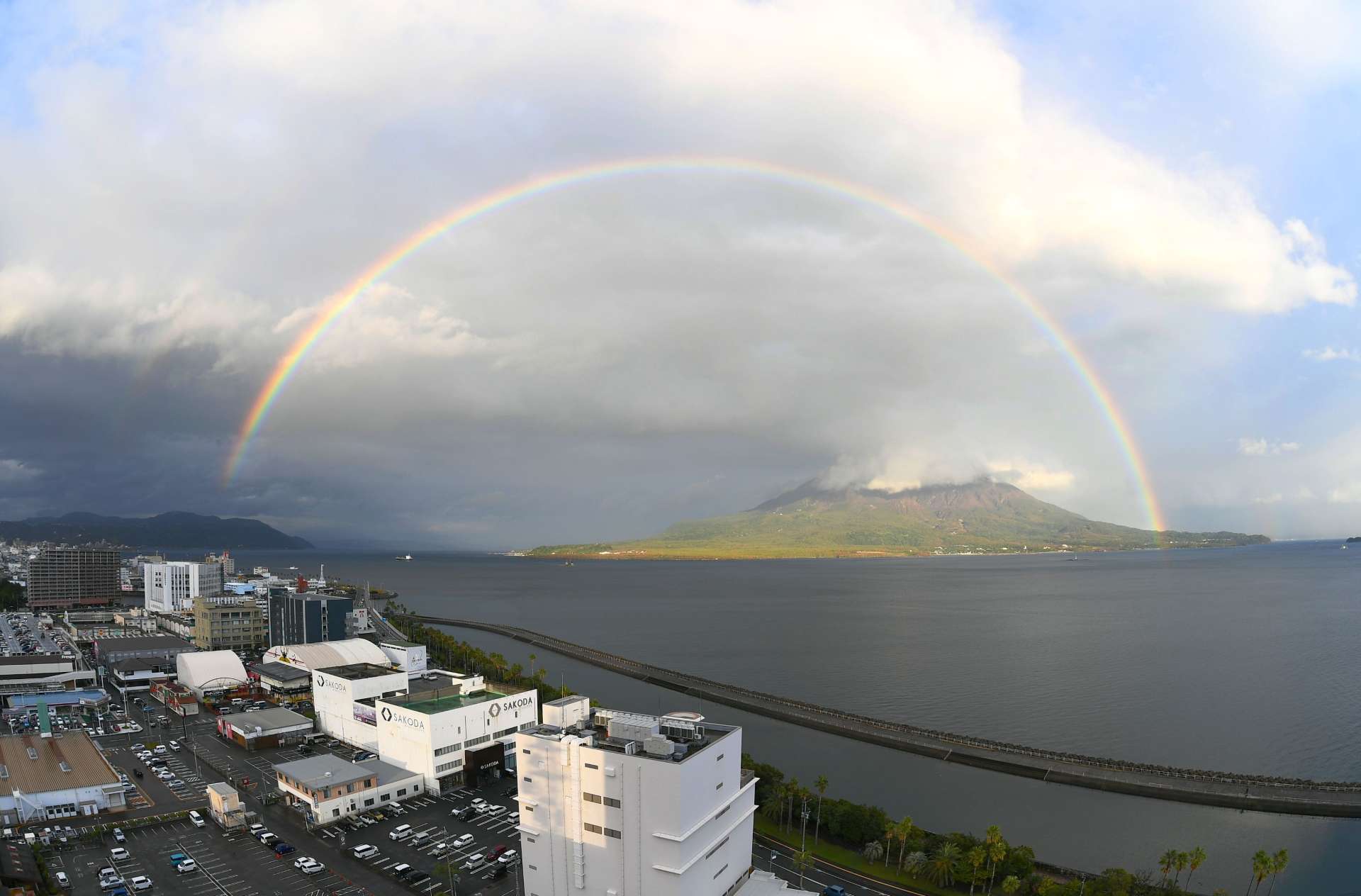 〈別カット〉桜島をすっぽり覆うように。上空に出現した虹＝２９日午後４時２６分、鹿児島市の与次郎１丁目