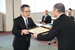 南日本新聞社賞の賞状を受け取る吉村英彦さん＝２９日、鹿児島市の南日本新聞会館（佐伯直樹撮影）