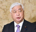 記者の質問に答える中谷元防衛相＝２９日、国会