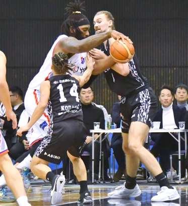 ２３日の福岡戦、連係してゴール下を守る鹿児島レブナイズのハームス（右）ら＝西原商会アリーナ