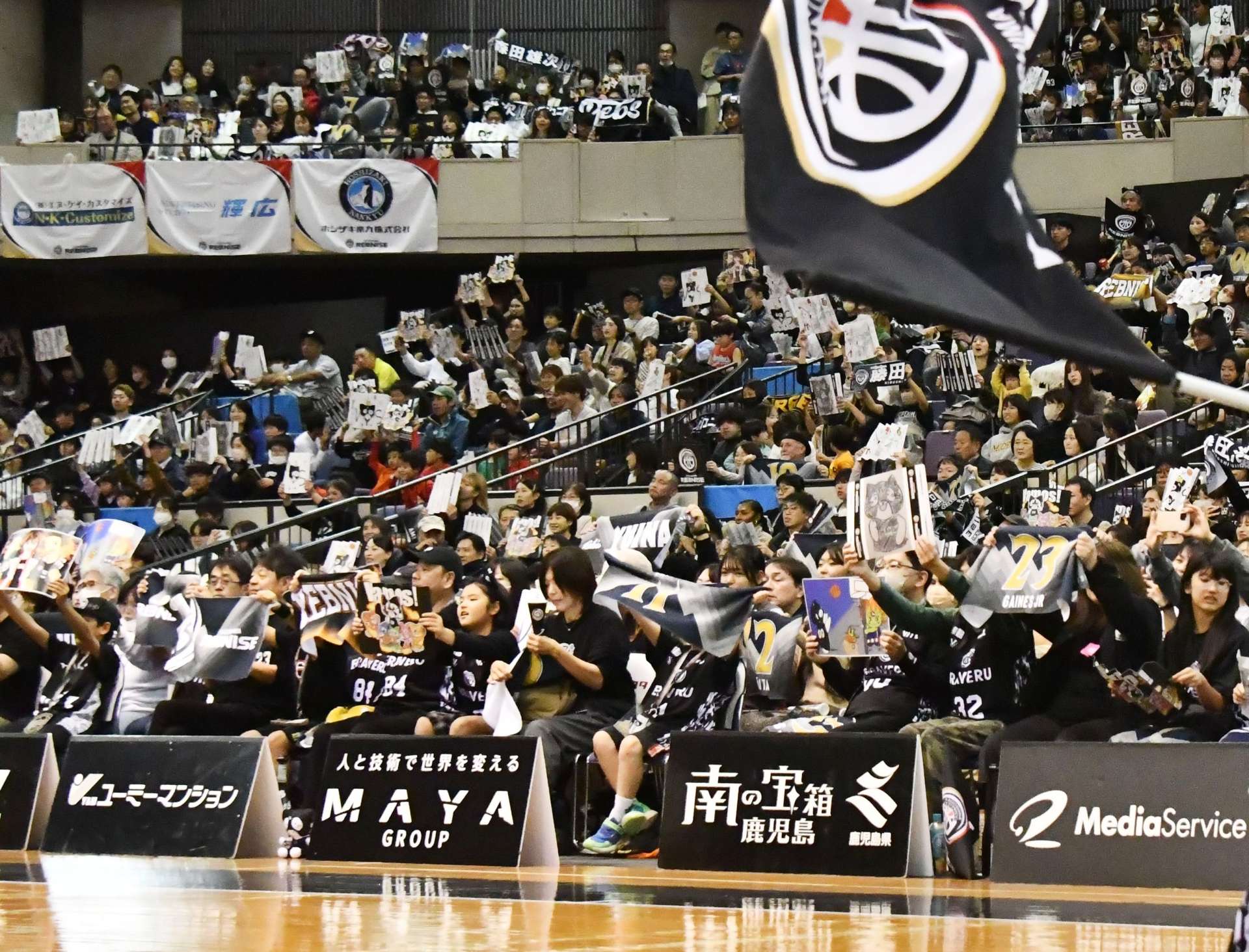 福岡との首位攻防戦には連日、３０００人が詰め掛けて声援を送った鹿児島レブナイズのスタンド＝西原商会アリーナ