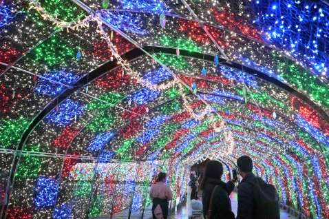 天文館ミリオネーションに現れた光のトンネル＝鹿児島市の天文館公園