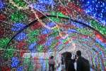 天文館ミリオネーションに現れた光のトンネル＝鹿児島市の天文館公園