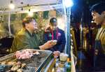 肉好きの客でにぎわう「肉月灯」前夜祭＝２９日、鹿児島市中央公園