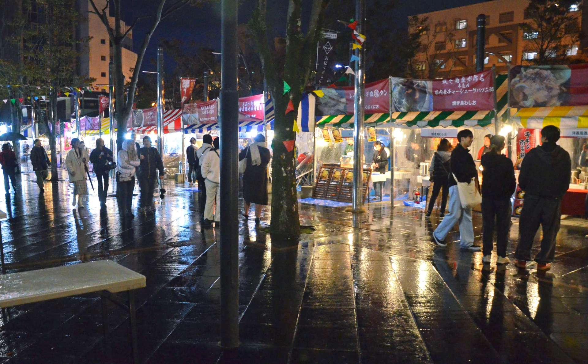 多くの人が集まった「肉月灯」の前夜祭＝２９日、鹿児島市中央公園
