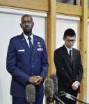 記者の質問に答える米空軍のリチャード・シーザー大尉（左）＝２９日午後３時４０分ごろ、屋久島町役場