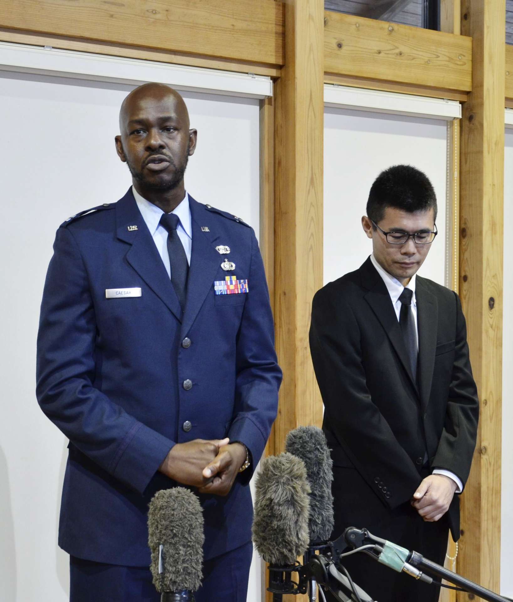 記者の質問に答える米空軍のリチャード・シーザー大尉（左）＝２９日午後３時４０分ごろ、屋久島町役場