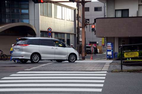 現場検証のため容疑者を乗せた乗用車＝３０日朝、鹿児島市下荒田１丁目（画像は一部加工してあります）