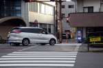 現場検証のため容疑者を乗せた乗用車＝３０日朝、鹿児島市下荒田１丁目（画像は一部加工してあります）