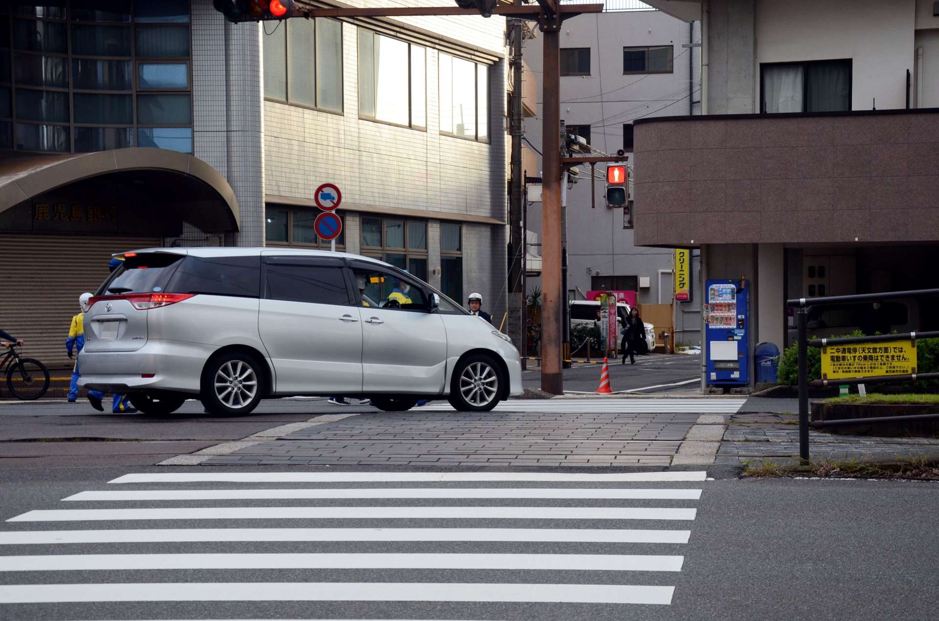 現場検証のため容疑者を乗せた乗用車＝３０日朝、鹿児島市下荒田１丁目（画像は一部加工してあります）