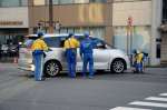 現場検証のため容疑者を乗せた乗用車＝３０日朝、鹿児島市下荒田１丁目（画像は一部加工してあります）