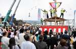 棟上げを体験する来場者ら＝薩摩川内市の川内川大小路みらい公園