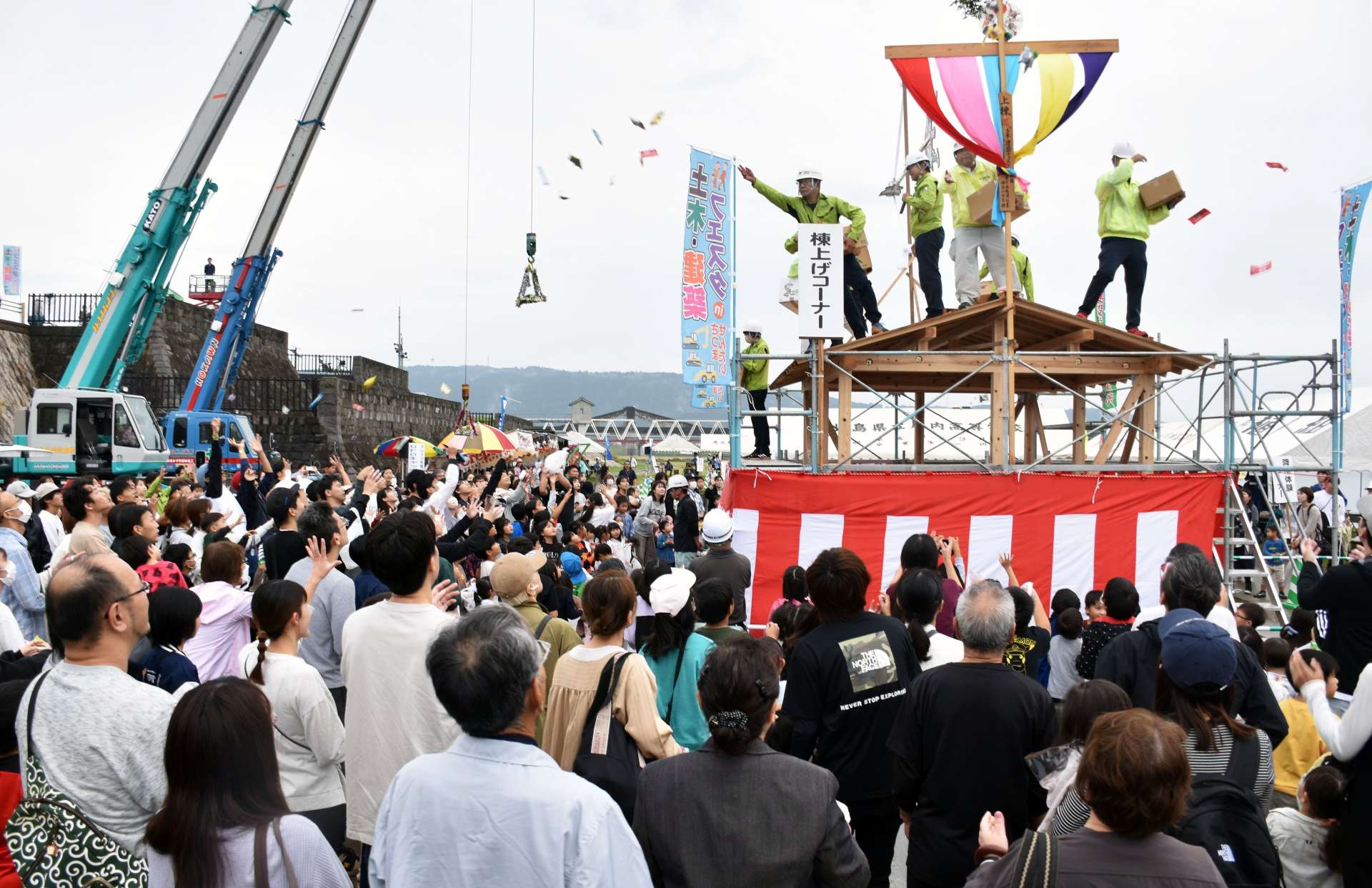棟上げを体験する来場者ら＝薩摩川内市の川内川大小路みらい公園