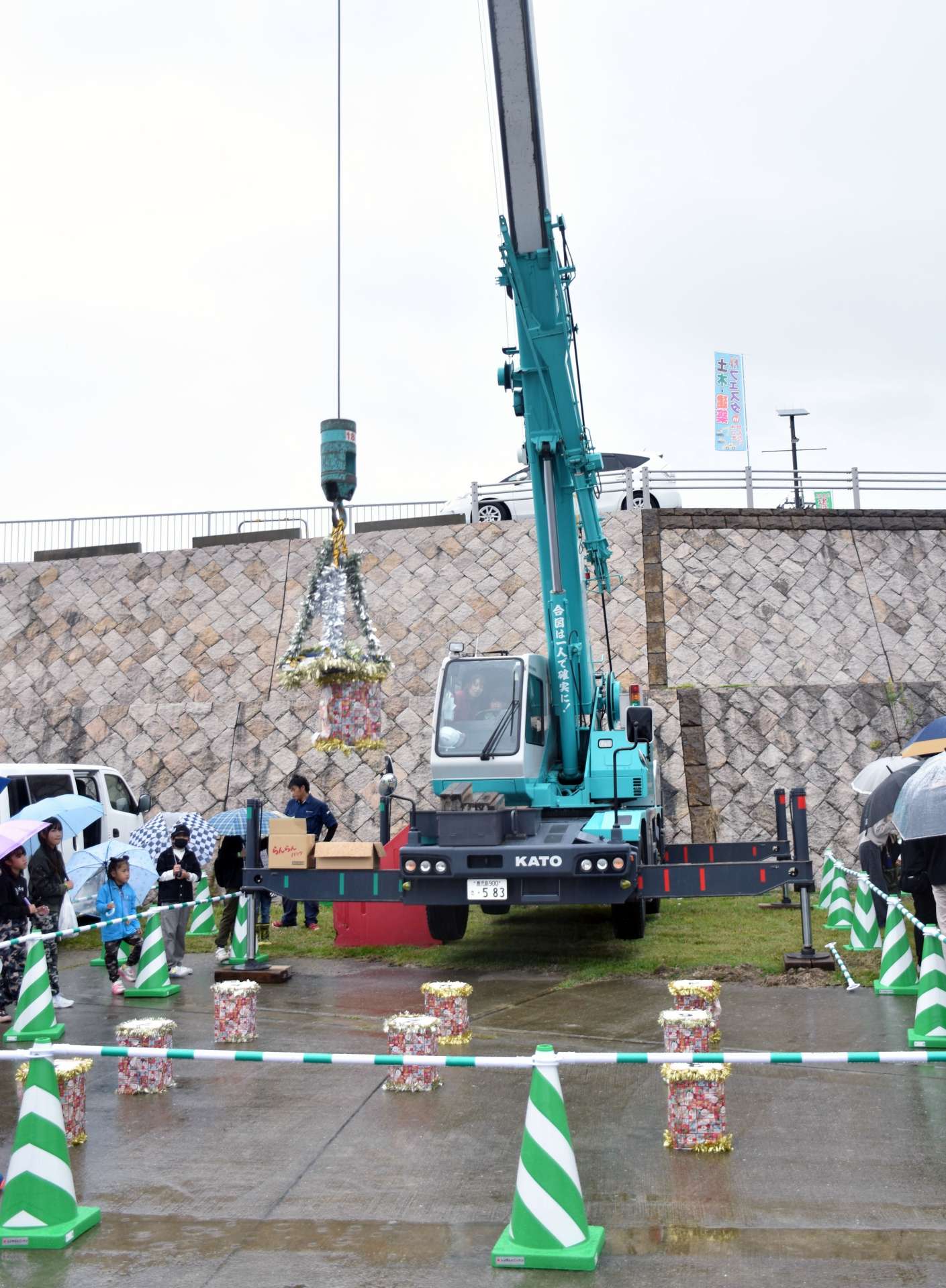 クレーン車を使ったクレーンゲーム＝薩摩川内市の川内川大小路みらい公園