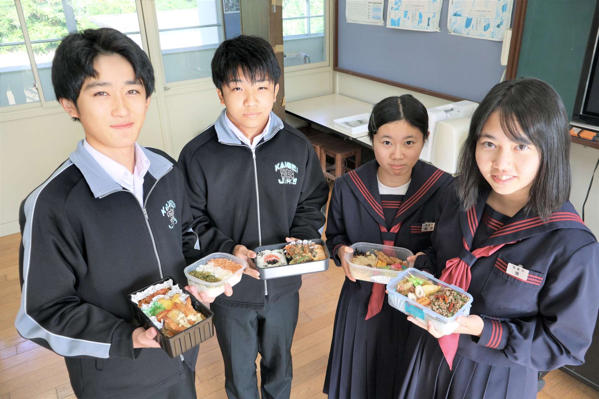 手作りした弁当を手に笑顔の生徒たち＝薩摩川内市の海星中学校