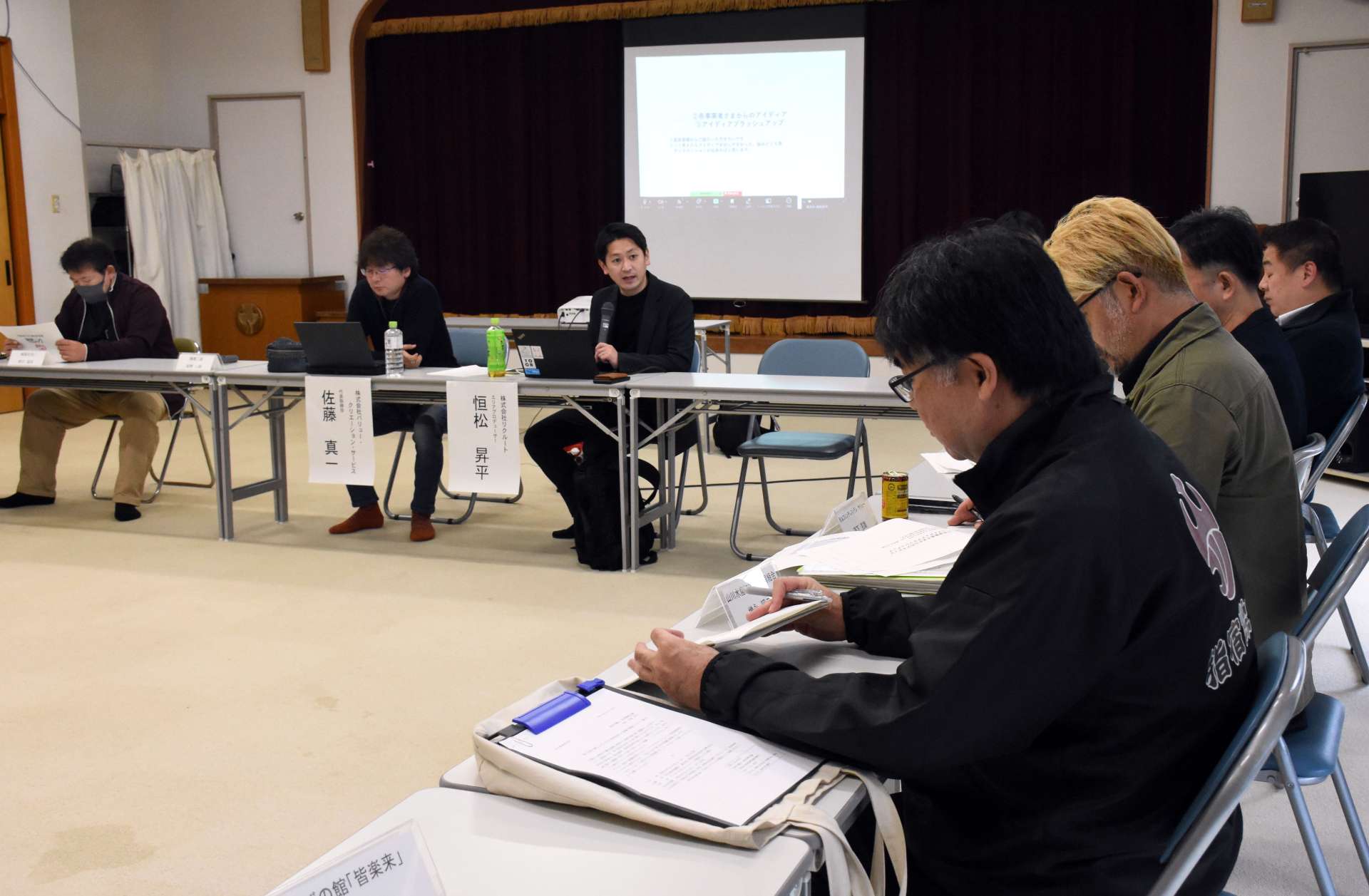 「レトロピカル指宿」にちなんだ食のメニューについて話し合う出席者＝指宿市社会福祉協議会