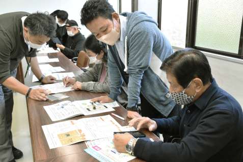スマホ教室でつんＰａｙの使い方を習う参加者（手前）ら＝薩摩川内市の斧渕地区コミュニティセンター