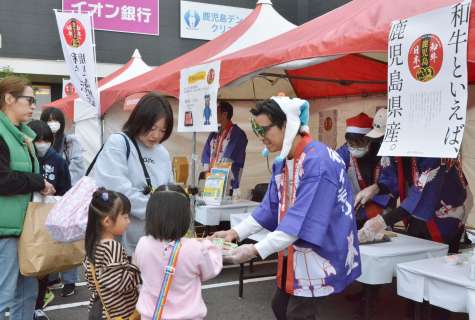 鹿児島黒牛の焼き肉を試食する来場者＝３０日、鹿児島市のイオンモール鹿児島