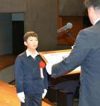 福永耕二賞を受ける田村碧大さん（左）＝３０日、南九州市の川辺文化会館
