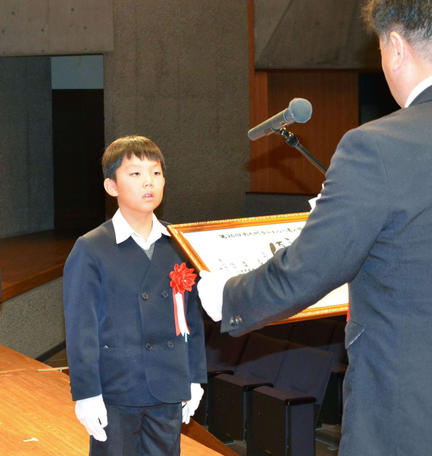 福永耕二賞を受ける田村碧大さん（左）＝３０日、南九州市の川辺文化会館