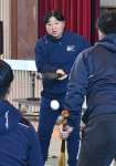打撃について説明する創志学園の門馬監督＝姶良市の加治木中