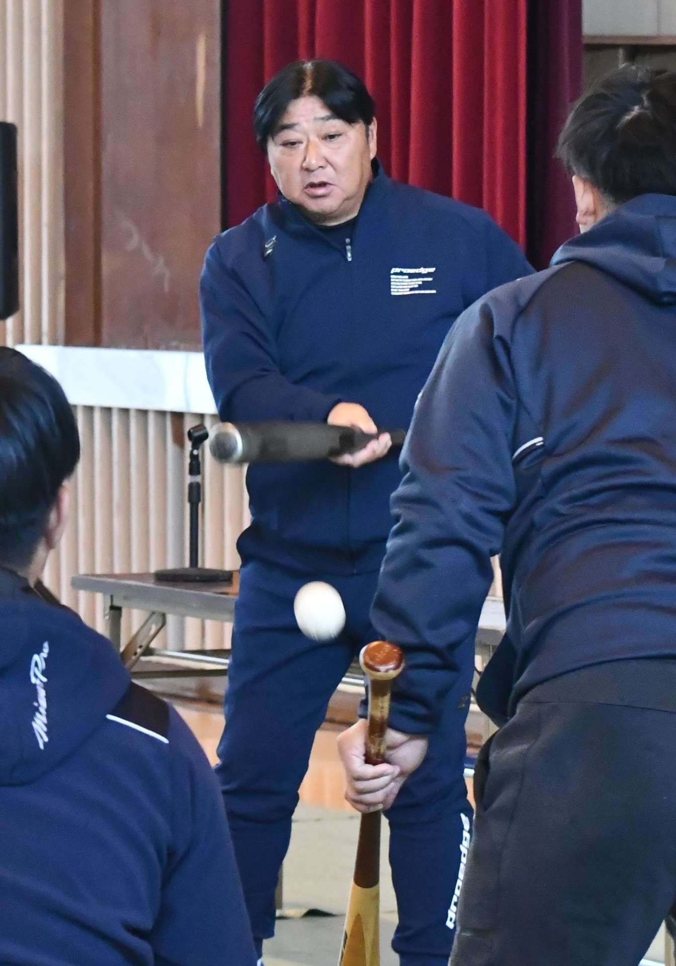 打撃について説明する創志学園の門馬監督＝姶良市の加治木中