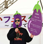 大崎町ふるさとＰＲ大使に委嘱された天竺鼠の川原克己さん＝町中央運動公園