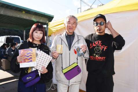 天竺鼠・川原克己さん（右）のグッズを大崎町に寄贈する武井理恵さん（左）＝町中央運動公園