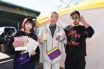 天竺鼠・川原克己さん（右）のグッズを大崎町に寄贈する武井理恵さん（左）＝町中央運動公園