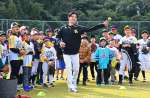 ストラックアウトで遊ぶソフトバンクの大野稼頭央投手と児童＝ＹＯＳＨＩＫＯＵスタジアム伊集院