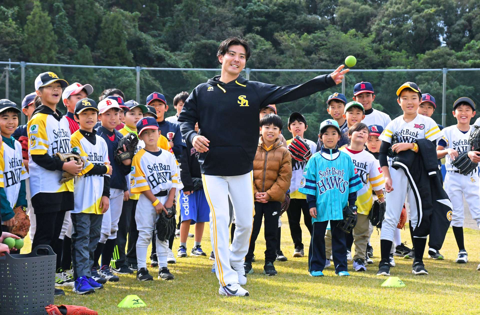 ストラックアウトで遊ぶソフトバンクの大野稼頭央投手と児童＝ＹＯＳＨＩＫＯＵスタジアム伊集院