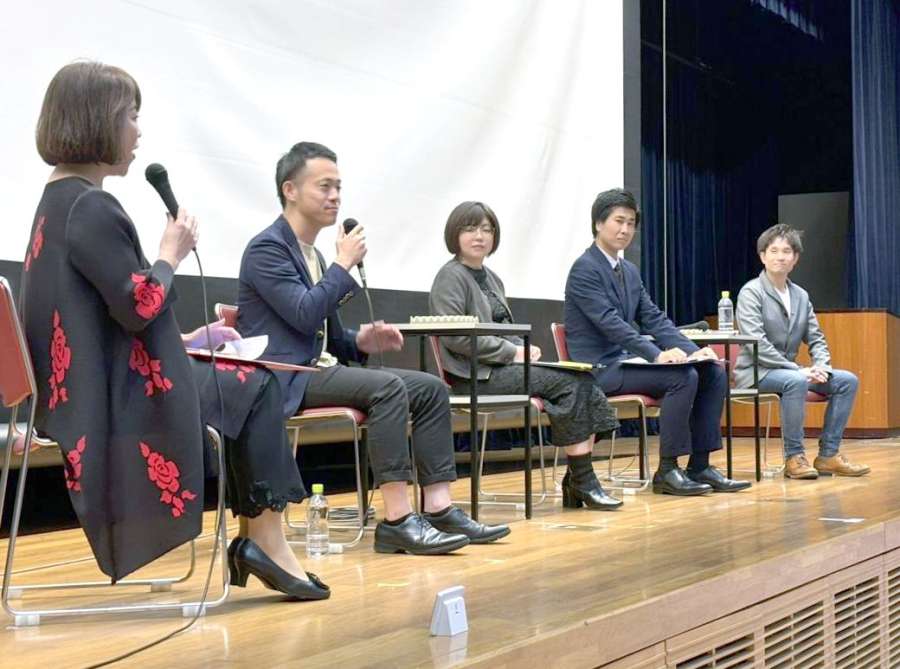 家庭と仕事の両立について意見を交わすパネリストら＝鹿児島県庁
