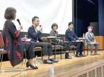 家庭と仕事の両立について意見を交わすパネリストら＝鹿児島県庁