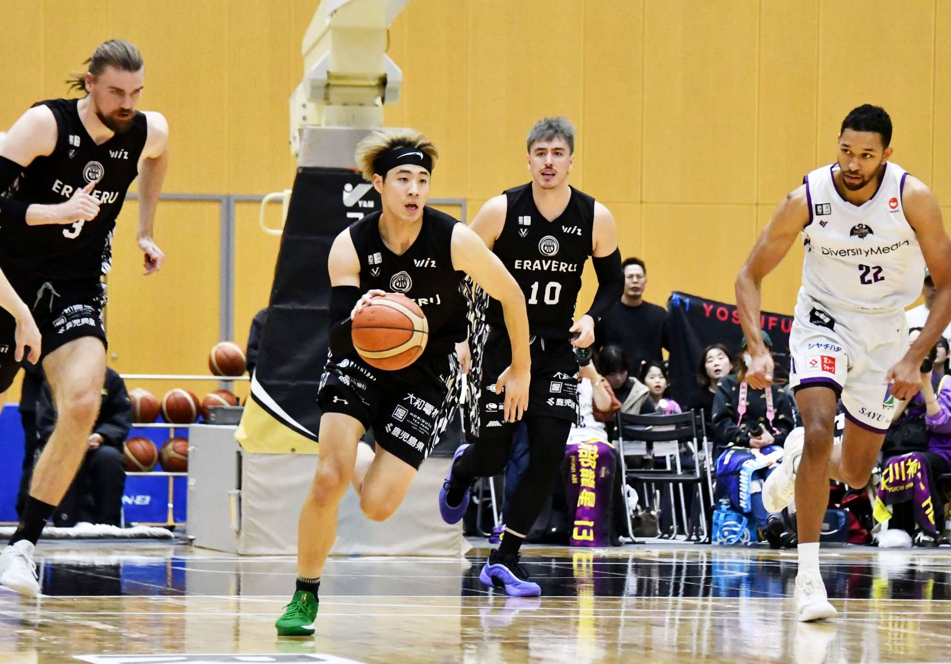 前半、相手陣内にボールを運ぶレブナイズの飴谷＝Ｆアリーナいちき串木野
