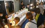 自ら制作した木工作品をＰＲする神川小学校の児童＝錦江町の神川中学校跡