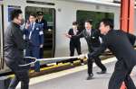 不審者対応訓練に臨むＪＲ九州社員ら＝霧島市霧島大窪のＪＲ霧島神宮駅