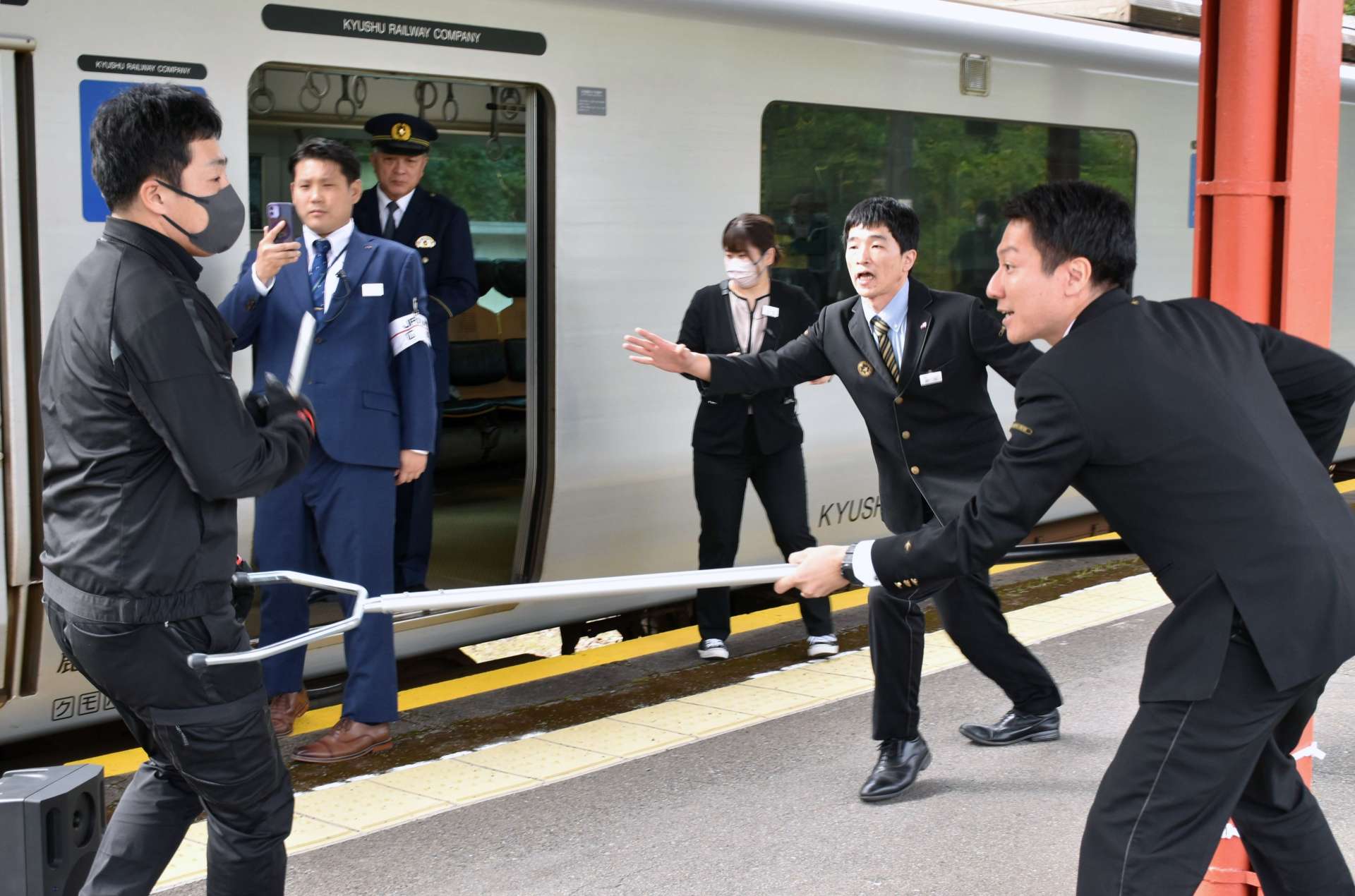 不審者対応訓練に臨むＪＲ九州社員ら＝霧島市霧島大窪のＪＲ霧島神宮駅