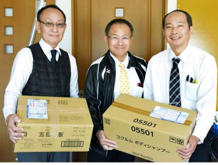 能登半島地震被災地に送る物資を準備するフードバンク大隅と郵便局長＝志布志市志布志町安楽