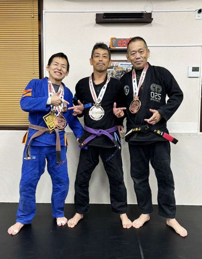 ブラジリアン柔術の世界大会で表彰台に立った左から重水さん、上村さん、中野さん＝霧島市の日当山ＢＪＪ