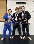 ブラジリアン柔術の世界大会で表彰台に立った左から重水さん、上村さん、中野さん＝霧島市の日当山ＢＪＪ